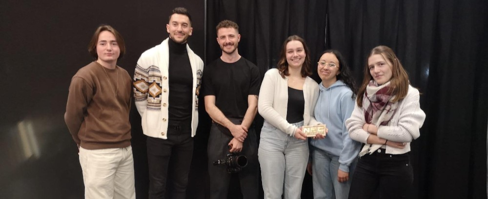 Antoine (tout à gauche), Manon, Esther et Clara (à droite) et leur trophée, accompagnés des équipes du New Explorer Challenge le 15 mars 2024.